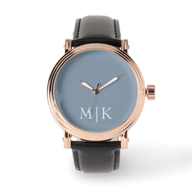 Dusty Blue en White | Modern monogram Horloge (Voorkant)
