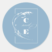 Dusty Blue en White Monogram Minimalist Ronde Sticker (Voorkant)