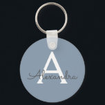 Dusty Blue en White Monogrammed Sleutelhanger<br><div class="desc">Dusty Blue en White Elegant Sleutelhanger. Deze Sleutelhangers kunnen worden aangepast om uw initiaal en voornaam op te nemen en zijn een perfect vrijgezellenfeest,  een vrijgezellenfeest of een verjaardagsfeestje.</div>