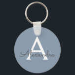Dusty Blue en White Monogrammed Sleutelhanger<br><div class="desc">Dusty Blue en White Elegant Sleutelhanger. Deze Sleutelhangers kunnen worden aangepast om uw initiaal en voornaam op te nemen en zijn een perfect vrijgezellenfeest,  een vrijgezellenfeest of een verjaardagsfeestje.</div>