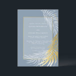 Dusty Blue en White Tropical Wedding Invitation Kaart<br><div class="desc">Dusty Blue en White Wedding Tropical Invitation Deze uitnodiging heeft zowel elegantie als wow factor. Dit ontwerp heeft een stoffige blauwe achtergrond,  gouden en witte palmschijfjes en een klassieke typografie.</div>