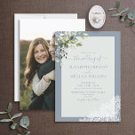 Dusty Blue Eucalyptus Botanical Wood Foto Weddensc Kaart<br><div class="desc">Oh, we zijn zo blij met deze trendy, stoffige blauwe, rustige trouwfotouitnodiging. Dit prachtige, elegante design met een dusty blauw handschrift, licht stoffige blauwe achtergrond en kant is voorzien van een stoffige blauwe eucalyptus botanische florale waterverf motief.Dit houten ontwerp doet ons denken aan een vlakke lay, en we voelen het...</div>