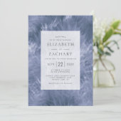 Dusty Blue Feathery Elegance Bruiloft Kaart (Staand voorkant)