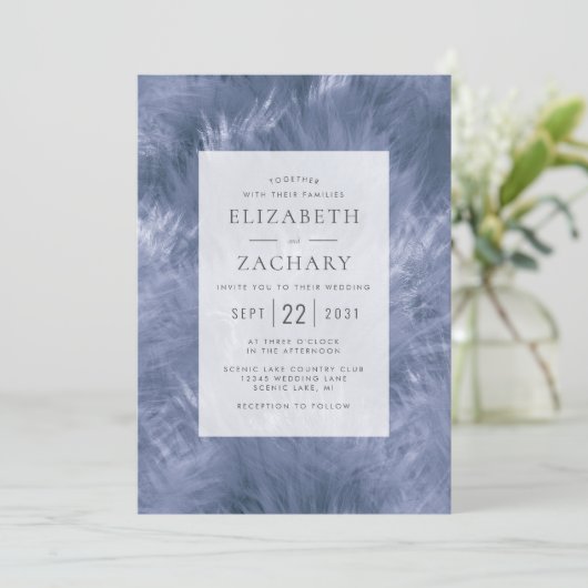 Dusty Blue Feathery Elegance Bruiloft Kaart (Staand voorkant)
