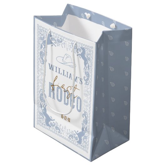 Dusty Blue First Rodeo Birthday Favoriete Bag – We Medium Cadeauzakje (Voorkant Gekanteld)