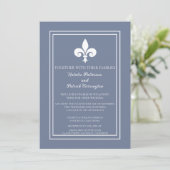 Dusty Blue Fleur de Lis Wedding Invitation Kaart (Staand voorkant)