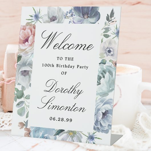 Dusty Blue Floral 100th Birthday Party Welcome Reclamebord Met Voetstuk