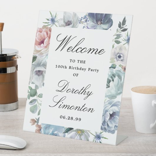Dusty Blue Floral 100th Birthday Party Welcome Reclamebord Met Voetstuk (Insitu)