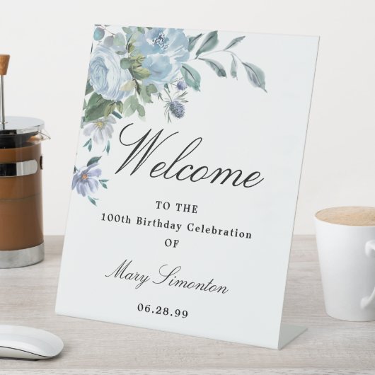 Dusty Blue Floral 100th Birthday Party Welcome Reclamebord Met Voetstuk (Insitu)