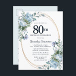 Dusty Blue Floral 80th Birthday  uitnodiging<br><div class="desc">Eer een speciale vrouw met deze elegante en vrouwelijke 80th Birthday party uitnodiging. De 80ste wordt in grote tekst geschreven. De viering van de verjaardag volgt. De geëerde naam van de gast is ook in een manuscript. De verjaardagsfeestdetails zijn omringd door een chic oval gouden lijst dat is gedecoreerd met...</div>