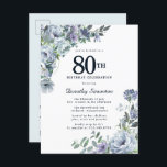 Dusty Blue Floral 80th Birthday  Uitnodiging Briefkaart<br><div class="desc">Eer een speciale vrouw met deze elegante en vrouwelijke 80th Birthday party uitnodiging. De 80ste is geschreven in een grote tekst. De viering van de verjaardag volgt. De geëerde naam van de gast is ook in een manuscript. De verjaardagsfeestdetails zijn omringd door een stoffig blauw lijst met blauwe bloem, dat...</div>