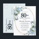 Dusty Blue Floral 80th Birthday  uitnodiging Briefkaart<br><div class="desc">Eer een speciale vrouw met deze elegante en vrouwelijke 80th Birthday party uitnodiging. De 80ste wordt in grote tekst geschreven. De viering van de verjaardag volgt. De geëerde naam van de gast is ook in een manuscript. De verjaardagsfeestdetails zijn omringd door een chic oval gouden lijst dat is gedecoreerd met...</div>