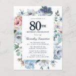 Dusty Blue Floral 80th Birthday Uitnodiging Briefkaart<br><div class="desc">Eer een speciale vrouw met deze elegante en vrouwelijke 80th Birthday party uitnodiging. De 80ste is geschreven in een grote tekst. De viering van de verjaardag volgt. De geëerde naam van de gast is ook in een manuscript. De verjaardagsfeestdetails zijn omringd door een stoffig blauw lijst met blauwe bloem, dat...</div>