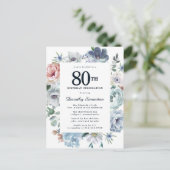 Dusty Blue Floral 80th Birthday Uitnodiging Briefkaart (Staand voorkant)