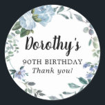 Dusty Blue Floral 90th Birthday Hartelijk dank Ronde Sticker<br><div class="desc">Zachte, stoffige blauwe rozen en groene bladeren creëer een prachtig rustige florale kreet. De naam van de verjaardagspersoon wordt geschreven in een grote manuscriptdoopvont. 90ste verjaardag en de dankbetuigingen volgen. Deze verjaardagssticker maakt deel uit van het collectie van Dusty Blue Floral. Het bevat vele DIY sjablonen die u snel uitnodigingen...</div>
