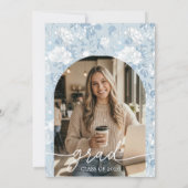 Dusty Blue Floral Arch Graduation Invite Kaart (Achterkant)