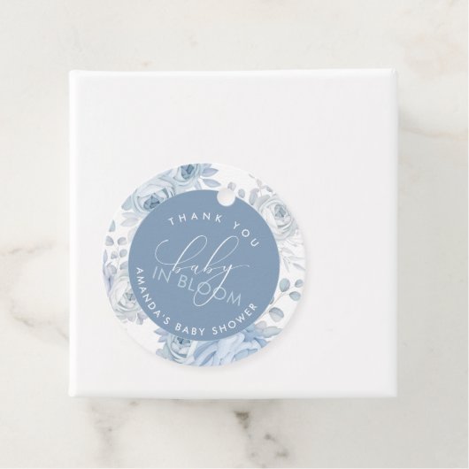 Dusty Blue Floral Baby in Bloom Baby shower Bedankjes Labels (In situ)