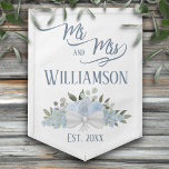 Dusty Blue Floral Boho Chic Mr. & Mrs Wedding Wimpel<br><div class="desc">Deze vlag is mooi, stijlvol en leuk. Het is ontworpen om de newlyweds te vieren en heeft een elegant boho-schitterend ontwerp met een cluster van met de hand geverfde waterverf rozen, bloesems en tuinbladeren in tinten van stoffig blauw en sage-groen. De elegante scripttekst luidt: Mr en Mrs. met de achternaam...</div>