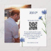 Dusty Blue Floral Bold Stijlvolle QR Code RSVP kaa Kaartje (Voorkant / Achterkant)