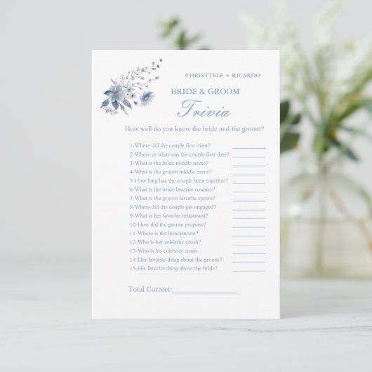 Dusty blue floral bride & Groom Trivia Game Kaart (Staand voorkant)