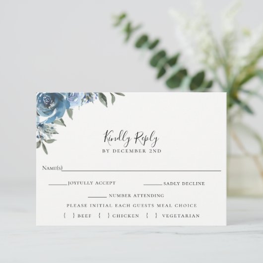 Dusty Blue Floral Bruiloft RSVP Maaltijdkeuze Kaar (Staand voorkant)