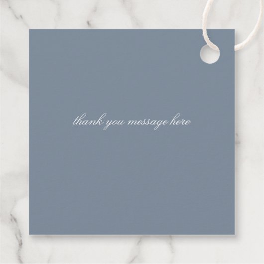 Dusty Blue Floral Crest Monogram Bruiloft Bedankjes Labels (Achterkant)