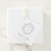 Dusty Blue Floral Crest Monogram Bruiloft Bedankjes Labels (In situ)