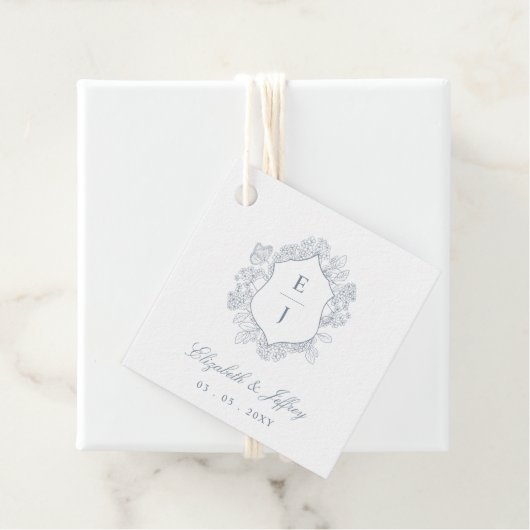 Dusty Blue Floral Crest Monogram Bruiloft Bedankjes Labels (In situ)