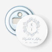 Dusty Blue Floral Crest Monogram Bruiloft Button Flesopener (Voorkant)