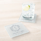 Dusty Blue Floral Crest Monogram Bruiloft Glazen Onderzetter (Schuin)