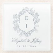 Dusty Blue Floral Crest Monogram Bruiloft Glazen Onderzetter (Voorkant)