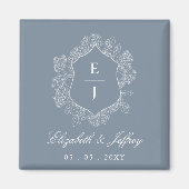 Dusty Blue Floral Crest Monogram Bruiloft Magneet (Voorkant)