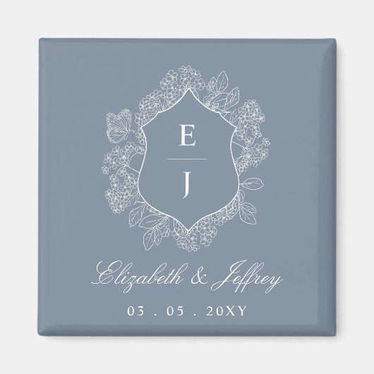 Dusty Blue Floral Crest Monogram Bruiloft Magneet (Voorkant)