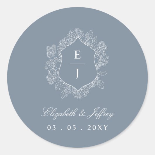 Dusty Blue Floral Crest Monogram Bruiloft Ronde Sticker (Voorkant)
