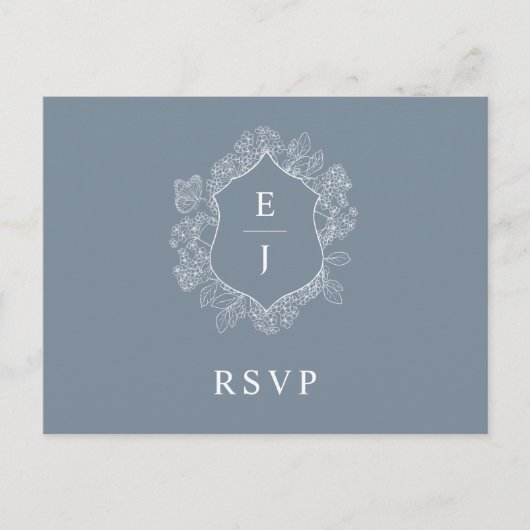 Dusty Blue Floral Crest Monogram Bruiloft RSVP Briefkaart (Voorkant)
