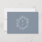 Dusty Blue Floral Crest Monogram Bruiloft RSVP Kaartje (Achterkant)