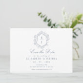 Dusty Blue Floral Crest Monogram Bruiloft Save The Date (Staand voorkant)