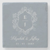 Dusty Blue Floral Crest Monogram Bruiloft Stenen Onderzetter (Voorkant)
