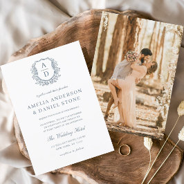 Dusty Blue Floral Crest Monogram Huwelijk Elegant Kaart