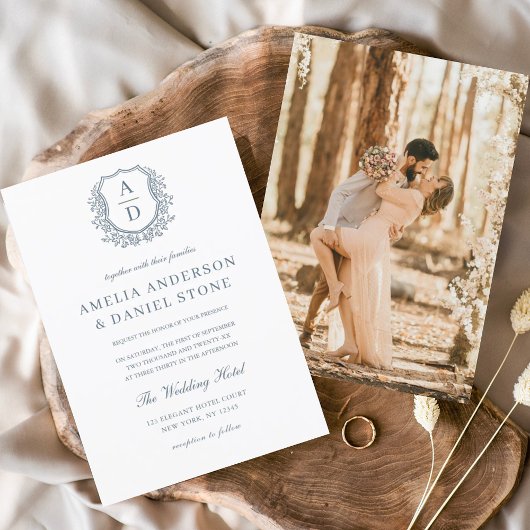 Dusty Blue Floral Crest Monogram Huwelijk Elegant Kaart