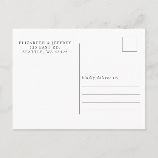 Dusty Blue Floral Crest Monogram Save the Date Aankondigingskaart (Achterkant)