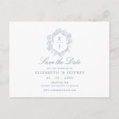 Dusty Blue Floral Crest Monogram Save the Date Aankondigingskaart (Voorkant)