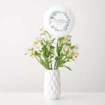 Dusty Blue Floral Custom 40th Birthday Custom Ballon<br><div class="desc">Zeer elegante aangepaste ballon voor een 40ste verjaardagsfeestje. Een bloemenkrans met stoffige blauwe pioenroosjes en rozen bloemen, genesteld in blauwe eucalyptusbladeren. De naam van de vrouw is geschreven in een trendy script lettertype. 40e verjaardag en datum volgen. Deze 40e verjaardagsballon maakt deel uit van het 40e verjaardagsdusty Blue Floral Budget...</div>
