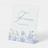 Dusty Blue Floral Favors Vrijgezellenfeest Reclamebord Met Voetstuk (Voorkant)