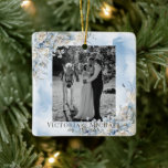 Dusty Blue Floral Foto Waterverf Wedding Keramisch Ornament<br><div class="desc">Elegant stoffige blauwe en ivoren rozen die zachte waterverven gebruiken in dit keepomwille ornament. Personaliseer door uw foto,  namen toe te voegen. Voeg uw persoonlijke foto en namen toe.</div>