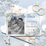 Dusty Blue Floral Foto Waterverf Wedding Save The Date<br><div class="desc">Mooie,  stoffige blauwe en ivoren rozen met gevaarlijke linten in zachte waterverven. Personaliseer door toe te voegen. Uw foto,  namen en gebeurtenisdatum. Ideaal voor je bruiloft of speciale gelegenheid.</div>