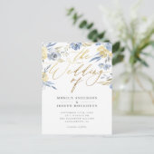 Dusty Blue Floral Gold Script Weddenschap Uitnodiging Briefkaart (Staand voorkant)
