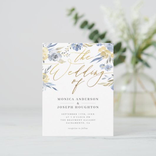 Dusty Blue Floral Gold Script Weddenschap Uitnodiging Briefkaart (Staand voorkant)