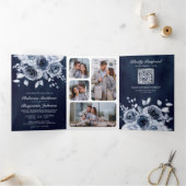 Dusty Blue Floral in één QR Code Navy Weddenschap Drieluik Uitnodiging (Binnen)
