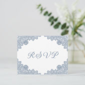 Dusty Blue Floral Lace Rustic Wedding RSVP Uitnodiging Briefkaart (Staand voorkant)